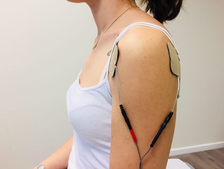 TENS Electrodos Posicionados Para El Tratamiento Del Dolor De Espalda En La  Terapia Física. Fotos, retratos, imágenes y fotografía de archivo libres de  derecho. Image 62842757